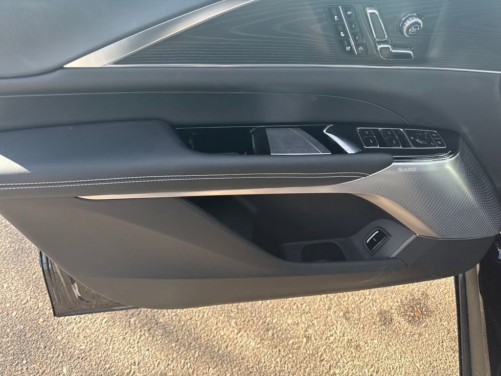 2025 Cadillac LYRIQ Luxury 2