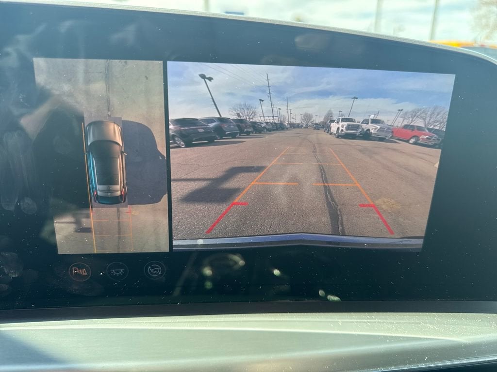 2025 Cadillac LYRIQ Luxury 2