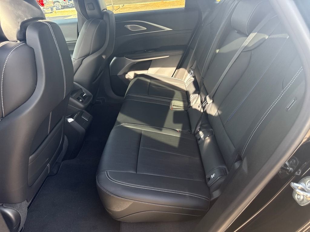 2025 Cadillac LYRIQ Luxury 2